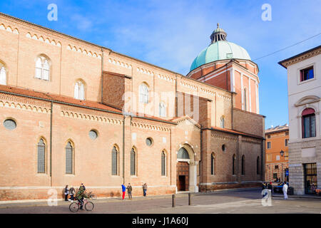 VICENZA, Italien - 31. Januar 2015: Szene der Piazza del Duomo (Domplatz), mit einheimischen und Touristen in Vicenza, Venetien, Italien Stockfoto