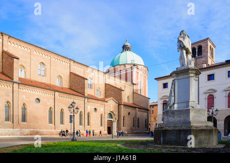 VICENZA, Italien - 31. Januar 2015: Szene der Piazza del Duomo (Domplatz), mit einheimischen und Touristen in Vicenza, Venetien, Italien Stockfoto