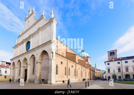 VICENZA, Italien - 31. Januar 2015: Szene der Piazza del Duomo (Domplatz), mit einheimischen und Touristen in Vicenza, Venetien, Italien Stockfoto