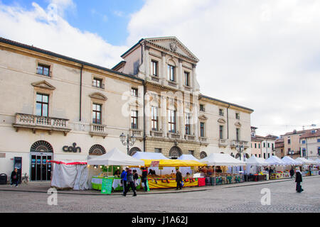 VICENZA, Italien - 31. Januar 2015: Markt in Piazza del Castello, mit Verkäufern und Käufern in Vicenza, Venetien, Italien Stockfoto