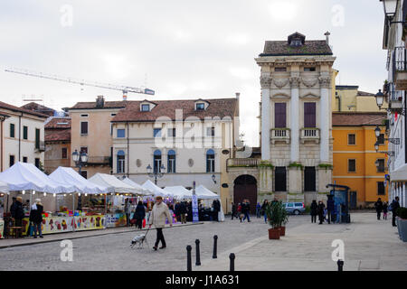 VICENZA, Italien - 31. Januar 2015: Markt in Piazza del Castello, mit Verkäufern und Käufern in Vicenza, Venetien, Italien Stockfoto