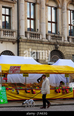 VICENZA, Italien - 31. Januar 2015: Markt in Piazza del Castello, mit Verkäufern und Käufern in Vicenza, Venetien, Italien Stockfoto