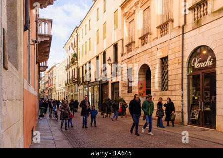 VICENZA, Italien - 31. Januar 2015: Szene von Palladio street, im historischen Zentrum von Vicenza, mit einheimischen und Touristen in Vicenza, Venetien, Italien Stockfoto