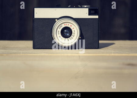Alte Vintage gefilterte Kamera auf hölzernen Hintergrund Stockfoto