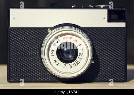Alte Vintage gefilterte Kamera auf hölzernen Hintergrund Stockfoto