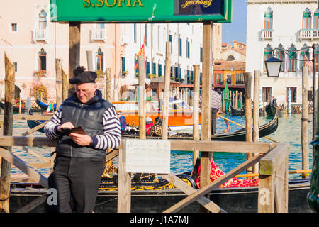 Venedig, Italien - 2. Februar 2015: Typische Kanal Szene von Gondeln und Gondolieri, in Venedig, Veneto, Italien Stockfoto