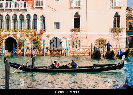 Venedig, Italien - 2. Februar 2015: Typische Kanal Szene von Gondeln und Gondolieri, in Venedig, Veneto, Italien Stockfoto