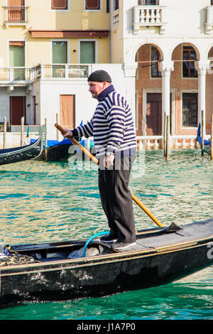 Venedig, Italien - 2. Februar 2015: Typische Kanal Szene von Gondeln und Gondolieri, in Venedig, Veneto, Italien Stockfoto