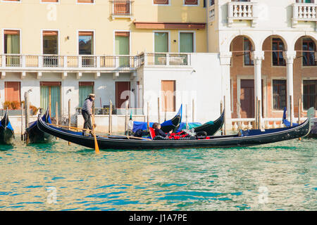 Venedig, Italien - 2. Februar 2015: Typische Kanal Szene von Gondeln und Gondolieri, in Venedig, Veneto, Italien Stockfoto