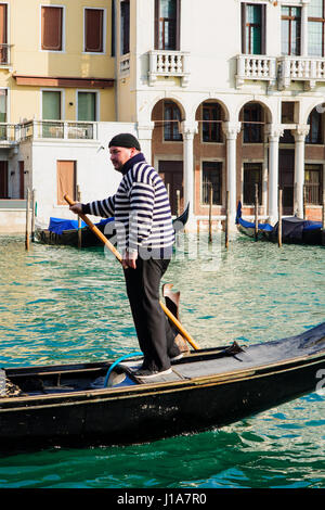 Venedig, Italien - 2. Februar 2015: Typische Kanal Szene von Gondeln und Gondolieri, in Venedig, Veneto, Italien Stockfoto