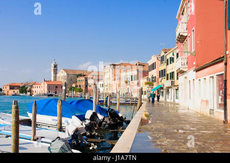 Venedig, Italien - 2. Februar 2015: Typische Kanal und Straßenszene mit einheimischen und Touristen, in Murano, Venedig, Veneto, Italien Stockfoto