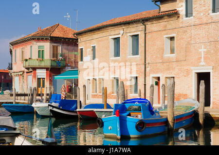 Venedig, Italien - 2. Februar 2015: Kanäle und bunten Häusern in Murano, Venedig, Veneto, Italien Stockfoto