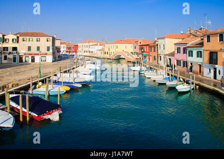 Venedig, Italien - 2. Februar 2015: Typische Kanal und Straßenszene mit einheimischen und Touristen, in Murano, Venedig, Veneto, Italien Stockfoto