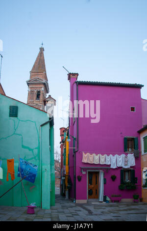 Venedig, Italien - 2. Februar 2015: Bunten Häusern und dem schiefen Kirchturm, Burano, Venedig, Veneto, Italien Stockfoto