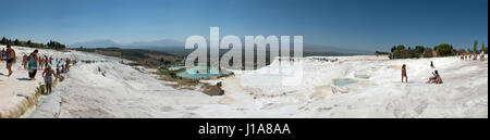 Pamukkale, Türkei - September 12: Touristen Pamukkale am 12. September 2012, Türkei besuchen. Phänomene Pamukkale ist als Weltkulturerbe anerkannt. Stockfoto