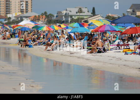 klare Wasser Strand Florida USA Menschen am Strand gute Zeiten Stockfoto