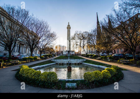 Reflexion auf das Washington Monument aus dem Teich in Mount Vernon Baltimore, Maryland Stockfoto