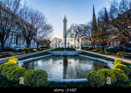 Reflexion auf das Washington Monument aus dem Teich in Mount Vernon Baltimore, Maryland Stockfoto