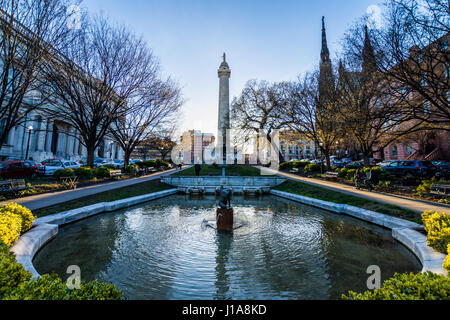 Reflexion auf das Washington Monument aus dem Teich in Mount Vernon Baltimore, Maryland Stockfoto