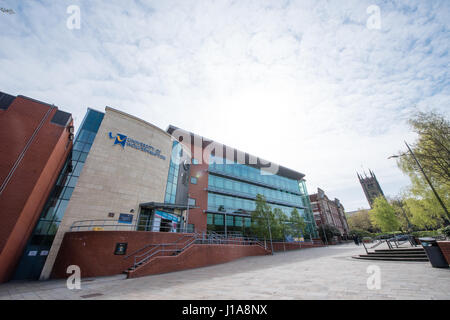 Weitwinkel-Ansicht der Bibliothek der University of Wolverhampton mit Stiftskirche St. Peter im Hintergrund an einem sonnigen Frühlingstag Stockfoto