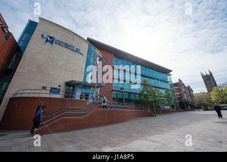 Weitwinkel-Ansicht der Bibliothek der University of Wolverhampton mit Stiftskirche St. Peter im Hintergrund an einem sonnigen Frühlingstag Stockfoto