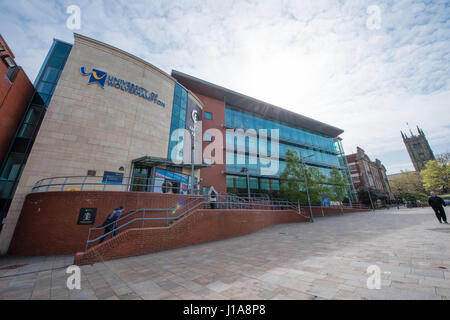 Weitwinkel-Ansicht der Bibliothek der University of Wolverhampton mit Stiftskirche St. Peter im Hintergrund an einem sonnigen Frühlingstag Stockfoto