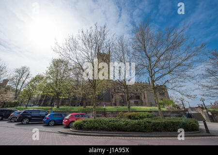 An einem Frühlingstag der Stiftskirche St. Peter in Wolverhampton mit den Stadtrat-Büros mit blauem Himmel im Hintergrund anzeigen. Stockfoto