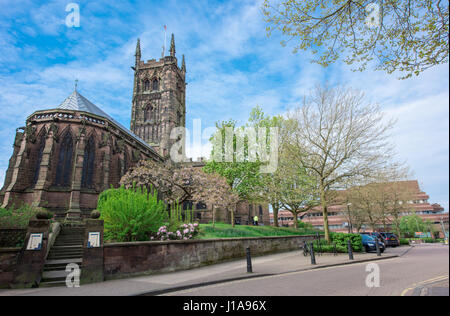 An einem Frühlingstag der Stiftskirche St. Peter in Wolverhampton mit den Stadtrat-Büros mit blauem Himmel im Hintergrund anzeigen. Stockfoto