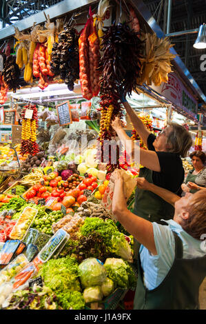 Einige Ladenbesitzer finalisieren Sie die Station der Früchte des Marktes für die Boqueria. Stockfoto