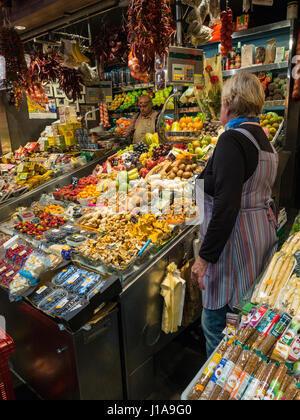 Eine Ehe von Obstbäumen warten auf die Ankunft des Kunden, die schöne Station der Boqueria-Markt. Stockfoto