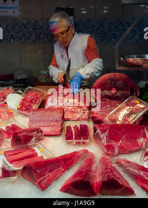 Ein Fischer aus dem Markt der Boqueria Werkzeuge ein schönes Stück von rotem Thun Stockfoto