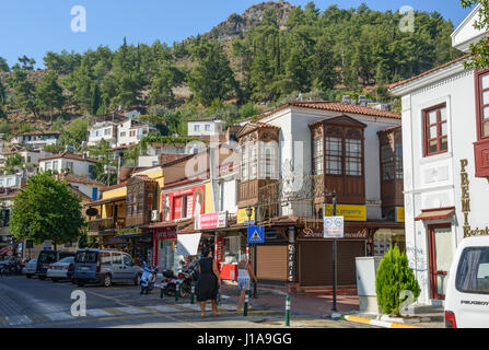 Blick auf die Kreuzung der Market Street (Carsi Caddesi) und 47 Street in Fethiye, Türkei. Stockfoto