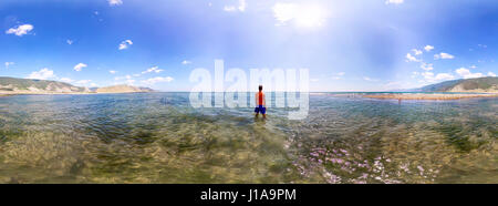 Sphärische Panorama 360 Mann im Meer. Stockfoto