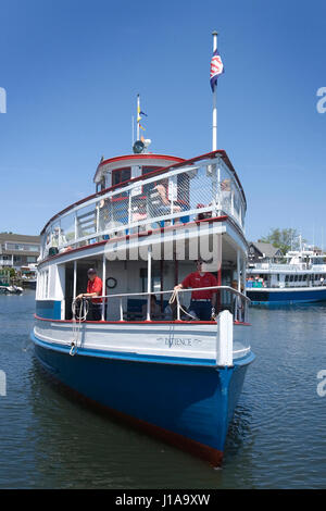 MV-Geduld - Annäherung an das Dock in Hyannis Harbor abholen Passagiere für eine Hafenrundfahrt. Geduld ist ein historisches Schiff Built in Maine Stockfoto