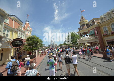 Walt Disney World-Zeichen auf den Straßen mit Menschen Stockfoto