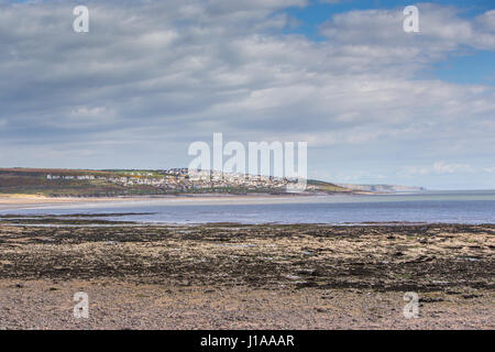 Menschen genossen die langen Strand, die zwischen Porthcawl und Ogmore Meer in Süd-Wales, heute 17. April 2017 erstreckt. Trockener, aber bewölkter Tag nicht st Stockfoto