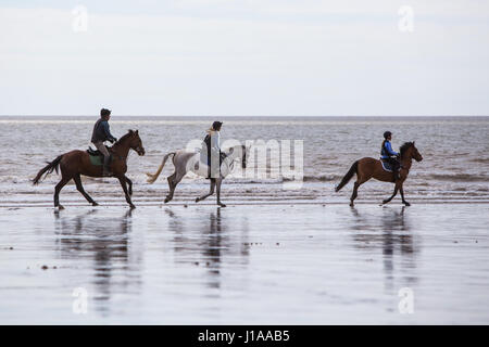 Menschen genossen die langen Strand, die zwischen Porthcawl und Ogmore Meer in Süd-Wales, heute 17. April 2017 erstreckt. Trockener, aber bewölkter Tag nicht st Stockfoto