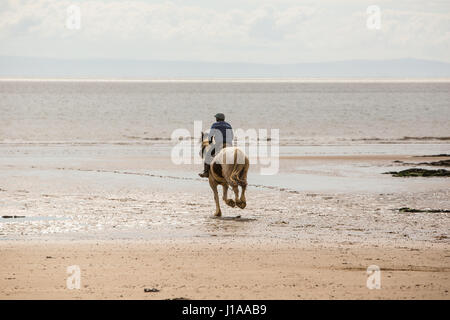 Menschen genossen die langen Strand, die zwischen Porthcawl und Ogmore Meer in Süd-Wales, heute 17. April 2017 erstreckt. Trockener, aber bewölkter Tag nicht st Stockfoto