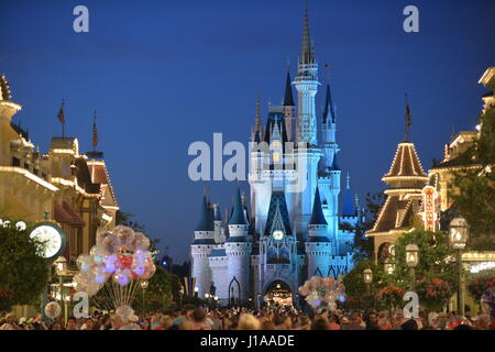 Walt Disney World Parade bei Nacht & Feuerwerk Orlando Florida USA Stockfoto