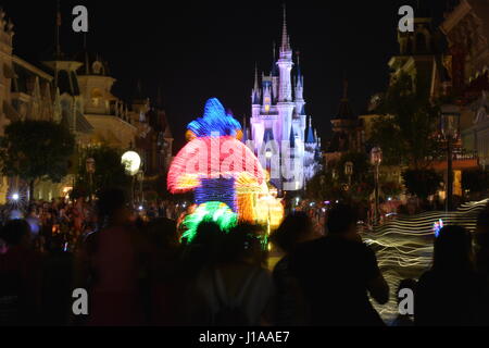 Walt Disney World Parade bei Nacht & Feuerwerk Orlando Florida USA Stockfoto