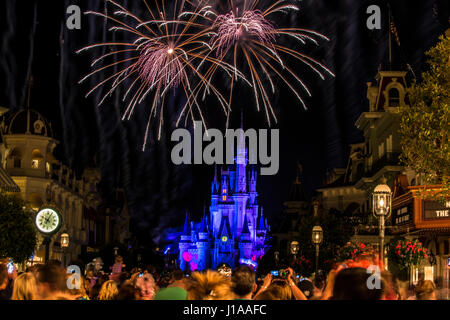 Walt Disney World Parade bei Nacht & Feuerwerk Orlando Florida USA Stockfoto