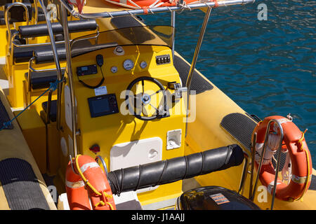 Erhöhte Ansicht des Cockpits des gelben Ausflugsboot auf dem blauen Wasser im hellen Licht der Sonne. Stockfoto