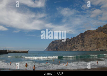 Grosse Welle im Hafen von Guios Strand in der Nähe von Los Gigantes Hafeneinfahrt am Fuße des Gigantes Klippen in den stürmischen Tag auf der Insel Teneriffa, Kanarische Inseln, Spanien Stockfoto