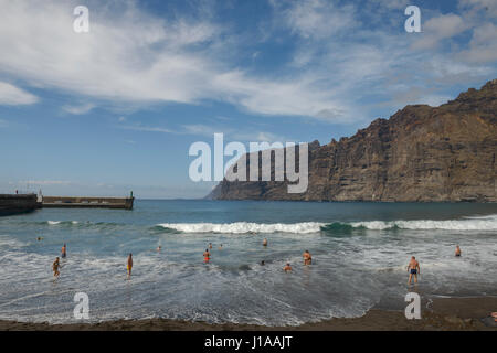 Grosse Welle im Hafen von Guios Strand in der Nähe von Los Gigantes Hafeneinfahrt am Fuße des Gigantes Klippen in den stürmischen Tag auf der Insel Teneriffa, Kanarische Inseln, Spanien Stockfoto