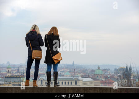 Touristen sehen das Panorama der Stadt von einem der Aussichtspunkte in Letna Park in Prag, Tschechien. Stockfoto