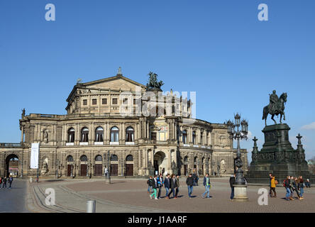 Ansicht der Hauptfassade der Sächsischen Staatsoper Dresden (Semperoper) und König-Johann-Denkmal am Theaterplatz, Dresden, Sachsen, Deutschland. Stockfoto