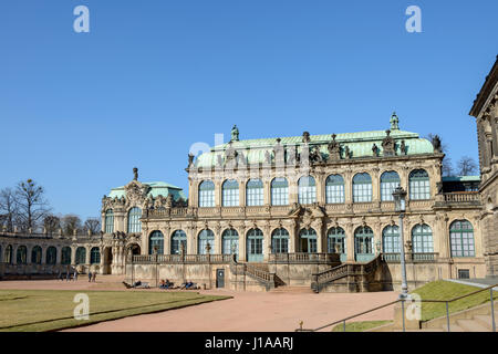 Ansicht des Zwinger Quadrat von Treppe zu der alten Eingang Gemäldegalerie Meister gegenüber Französisch und Rampart Pavillons, Dresden, Sachsen, Deutschland. Stockfoto