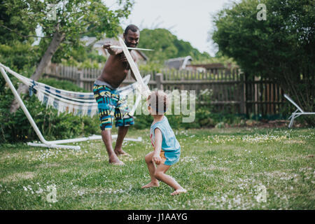 Vater und seinem kleinen Sohn spielen im Garten Stockfoto