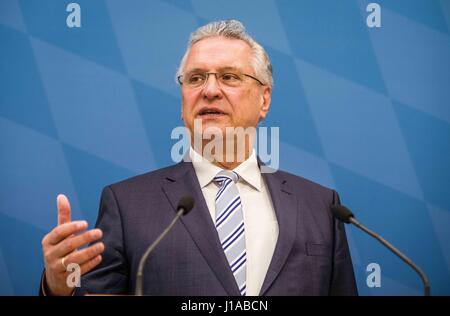 München, Bayern, Deutschland. 19. April 2017. Joachim Herrmann. Die bayerischen Verfassungsschutz (Bayerisches Landesamt für Verfassungsschutz) veröffentlicht heute ihre 2016 Bericht und eine Pressekonferenz in Verbindung. Der Hauptredner war Bayerns Innenminister Joachim Hermann, zusammen mit Dr. Burkhard Körner und Petra Platzgummer-Martin unter die Bedrohungen im Detail besprochen sind Islamisten, Gefahren im Zusammenhang mit ausländischen Konflikten, Reichsbuerger (souveräner Bürger), links-Extremisten und rechts-Extremisten. Das Innenministerium ferner darauf hingewiesen, dass der Leiter der Bayerischen Fa Stockfoto