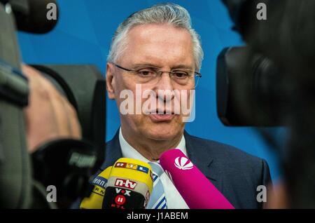 München, Bayern, Deutschland. 19. April 2017. Joachim Herrmann. Die bayerischen Verfassungsschutz (Bayerisches Landesamt für Verfassungsschutz) veröffentlicht heute ihre 2016 Bericht und eine Pressekonferenz in Verbindung. Der Hauptredner war Bayerns Innenminister Joachim Hermann, zusammen mit Dr. Burkhard Körner und Petra Platzgummer-Martin unter die Bedrohungen im Detail besprochen sind Islamisten, Gefahren im Zusammenhang mit ausländischen Konflikten, Reichsbuerger (souveräner Bürger), links-Extremisten und rechts-Extremisten. Das Innenministerium ferner darauf hingewiesen, dass der Leiter der Bayerischen Fa Stockfoto